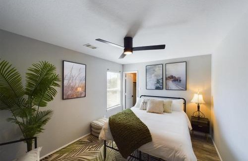 Houston House | Saddle n Spurs BNB, 25 minutes to downtown, pool, fire pit, grill