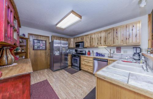 Ruidoso House | Saddles 'N' Spurs 4br 3bath with a Hot Tub