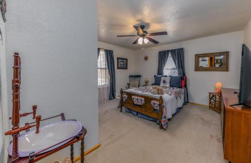 Ruidoso House | Saddles 'N' Spurs 4br 3bath with a Hot Tub