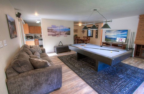 Lincoln Park House | Sadie's Hustle | Walk to Beach-Pool Table | NVH0823