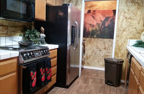 Greenacres Condo | Safari Condo Pool/Jacuzzi/Shopping & Restaurants Across The Street