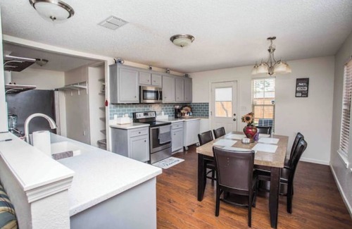 Lubbock House | Safari Green House along main street, minutes drive to TTU and medical district.