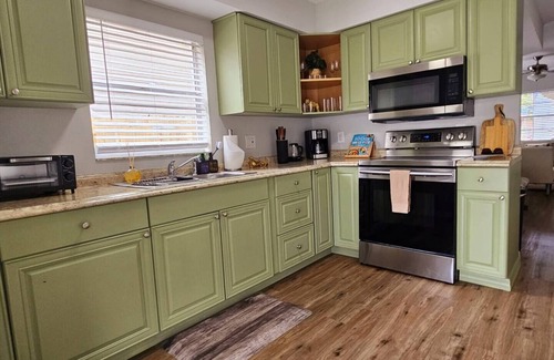 Terrace Park House | Safari Vibes - 1 mi from Busch Gardes - Sleeps 6, USF & Hard Roc.