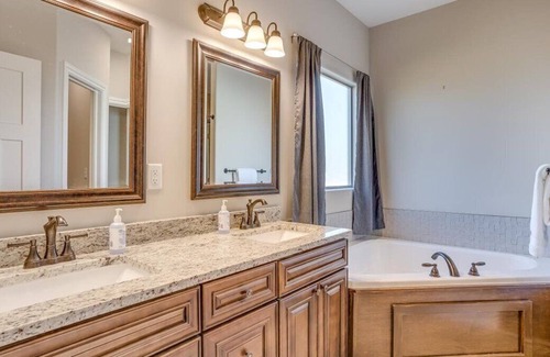 Greenwich House | Safe 5 Bed Beautiful Home in quiet neighborhood