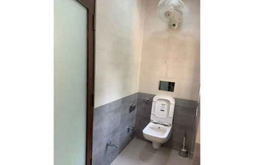 Mayur Vihar Phase 1 Apartment | Safe home stay near central Delhi and south Delhi