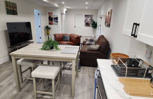 Highline House | Safe neighborhood. Minutes to freeways, Downtown, and Airport.