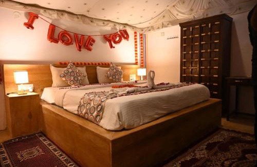 Amar Sagar Pol Hotel | Saffron Desert Camp & Resort