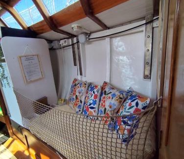 Ouistreham Boat Rental | Saga, Voilier confortable en bois