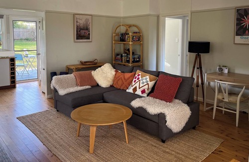 Bundanoon Cottage | Sage Cottage - lovely mid-century stay with views to National Park (New owners)
