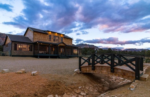 Orderville House | Sage Meadow Retreat-Brand New: Hot Tub, Pool Table, Shuffleboard