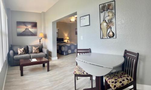 North Redington Beach Hotel | Sails Resort Motel