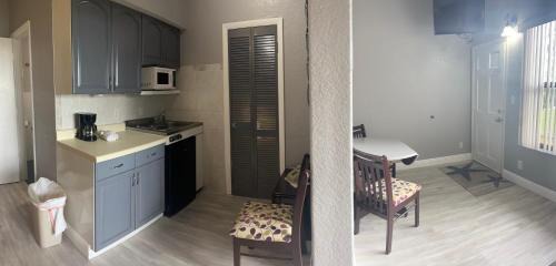 North Redington Beach Hotel | Sails Resort Motel