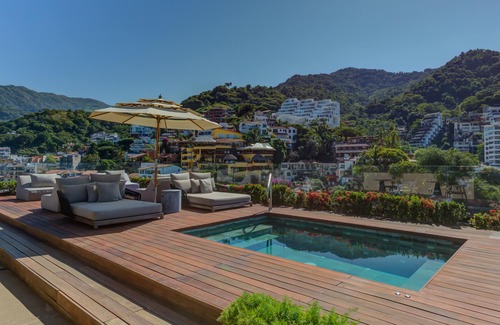 Romantic Zone Apartment | SailView Romantic Zone Rooftop Pool Ocean Views