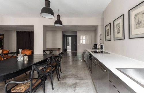 Quartier de la Place-Vendome Apartment | Saint-Honoré Luxurious 2 Bedroom/2 bath