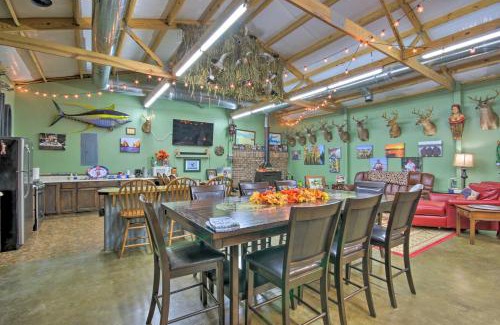 Saint Matthews Apartment | Saint Matthews Outlaw Gameroom with Fire Pit!