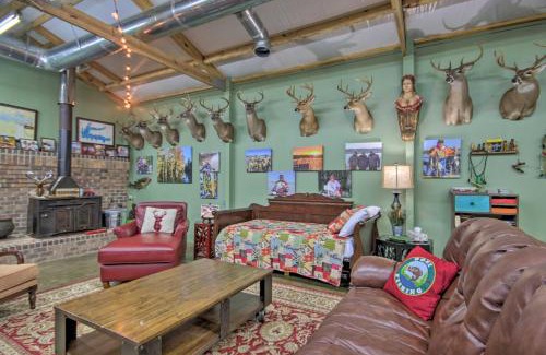 Saint Matthews Apartment | Saint Matthews Outlaw Gameroom with Fire Pit!
