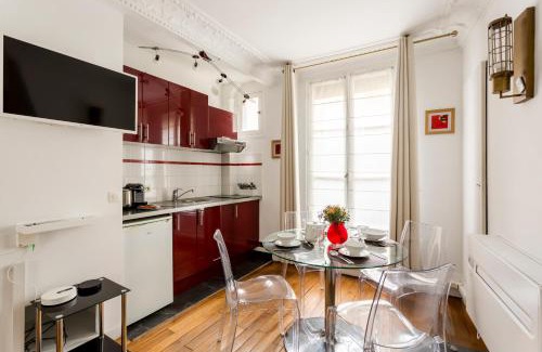 4th Arrondissement Apartment | Saint Paul le Marais Charlemagne