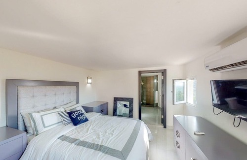 Pristine Bay Villa | Saint Ridge @ Coral Views, French Harbor