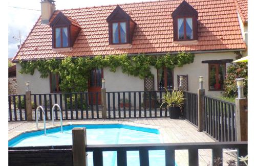 Saint-Saturnin House | Saint-Saturnin 3-Bed Home Sleeps 10 Pool Garden