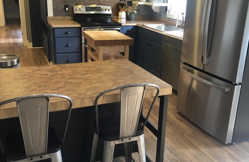 Saint Simons Heights House | Saint Simons Island Presents ‘OFF BROADWAY' Beach Escape Heated Saltwater Pool
