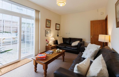 Saintfield House | Saintfield Centre - Sleeps 8 - Garage & patio