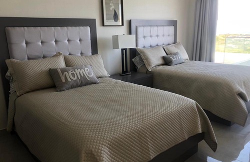 Pristine Bay House | Saints Ridge House