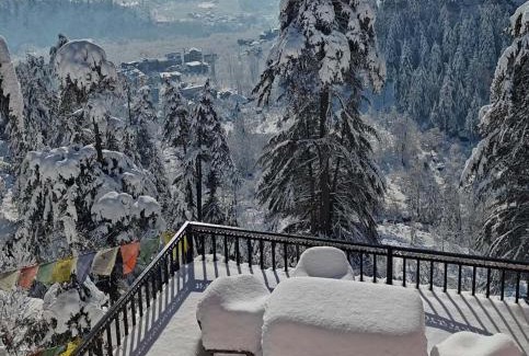Manali House | Sakinn Stays- Scenic Mountain and Valley View Guest's Favourite and Awarded Cottage