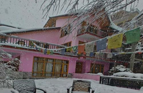 Manali House | Sakinn Stays- Scenic Mountain and Valley View Guest's Favourite and Awarded Cottage