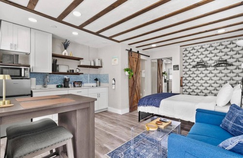 St. Pete Beach Apartment | Sala 1 - St Pete Beach Gem!