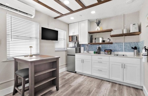 St. Pete Beach Apartment | Sala 1 - St Pete Beach Gem!
