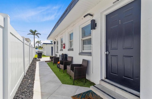 St. Pete Beach Apartment | Sala 1 - St Pete Beach Gem!