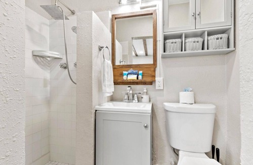 St. Pete Beach Apartment | Sala 4 - St Pete Beach Gem!