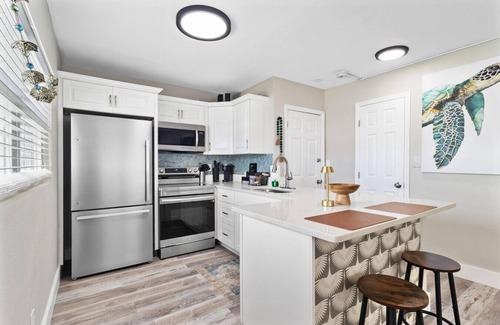 St. Pete Beach Apartment | Sala 5 - St Pete Beach Gem!