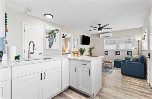 St. Pete Beach Apartment | Sala 5 - St Pete Beach Gem!