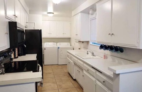 Hemet House | SALE! Peaceful, Clean, 4x Queen Bed, Spacious!