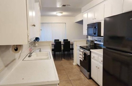 Hemet House | SALE! Peaceful, Clean, 4x Queen Bed, Spacious!