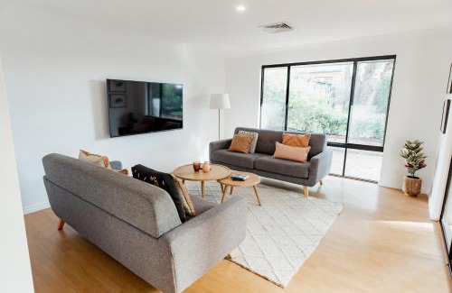 Dunsborough House | Salhus - sleep in king beds & easy walk to town