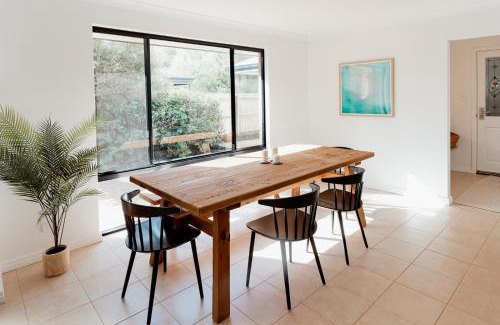 Dunsborough House | Salhus - sleep in king beds & easy walk to town