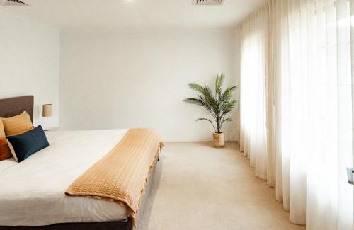 Dunsborough House | Salhus - sleep in king beds & easy walk to town