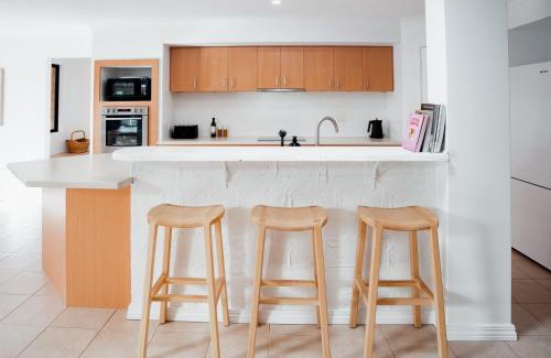 Dunsborough House | Salhus - sleep in king beds & easy walk to town