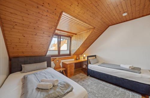 Bayreuth Apartment | Salí Homes K39 Monte-Carlo -Spacious 6-Bedroom Apartment with Terrace and Garden Views in Bayreuth Ideal for Groups