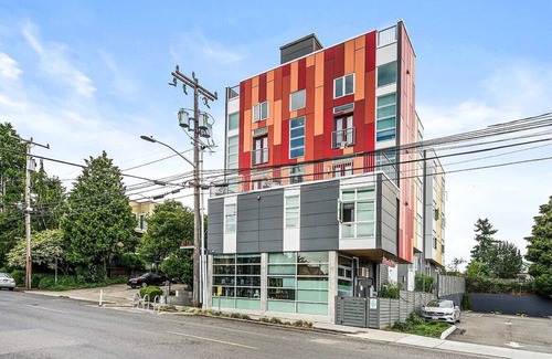 Wallingford Apartment | Salmonberry Studio in Wallingford - 97 Walkscore!