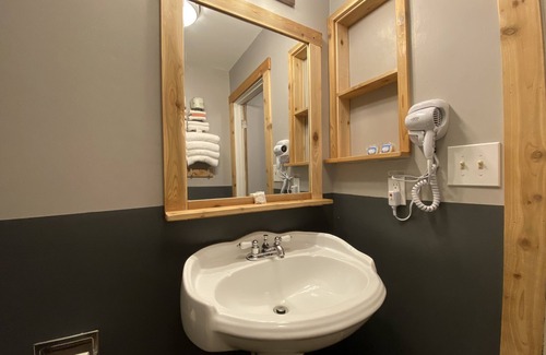 Ilwaco Hotel | Salt Hotel & Pub