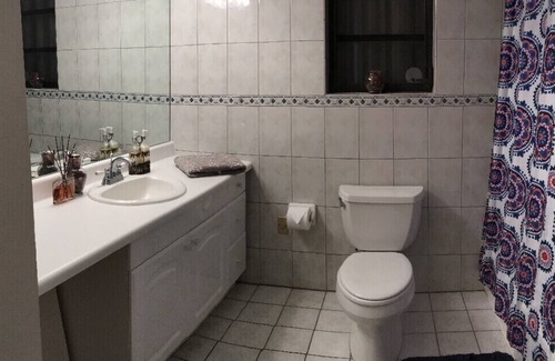 Davie House | Salt Water Pool, BBQ, 18 mins to Hollywood Beach, 15 mins to FFL, 25 mins to MIA