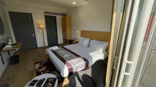 Sector 39 Hotel | Saltstayz Express -Medicity Near Medanta Hospital