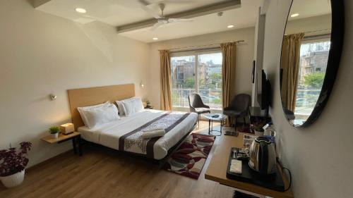 Sector 39 Hotel | Saltstayz Express - Medicity Near Medanta Hospital