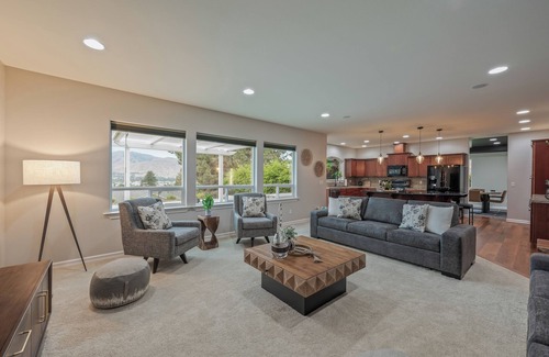 East Wenatchee House | Saltwater pool, hot tub, spacious home with game room, great valley views