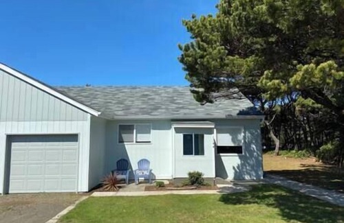 Waldport Apartment | Salty Crab & Seahorse - Fire Pit