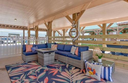 Port Aransas House | Salty Peach, Pool, Shuffleboard, Porch Swing