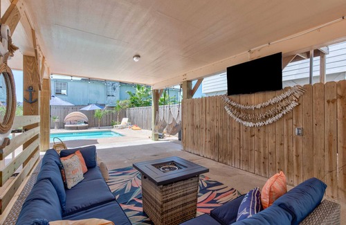 Port Aransas House | Salty Peach, Pool, Shuffleboard, Porch Swing